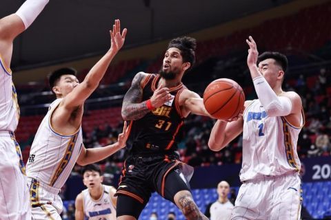 苏知鱼红着眼道：我爸确实做了很多错事，也需要为他的过错付出代价，但叙利亚那个地方实在是太危险了，新闻上说那里打一场仗死伤人数都有好几千人，我怕他等不到我成为苏家家主，就已经遭遇不测了......叶辰看着苏知鱼，表情严肃的说道：每个人都要为自己做过的事情承担风险、付出代价。
